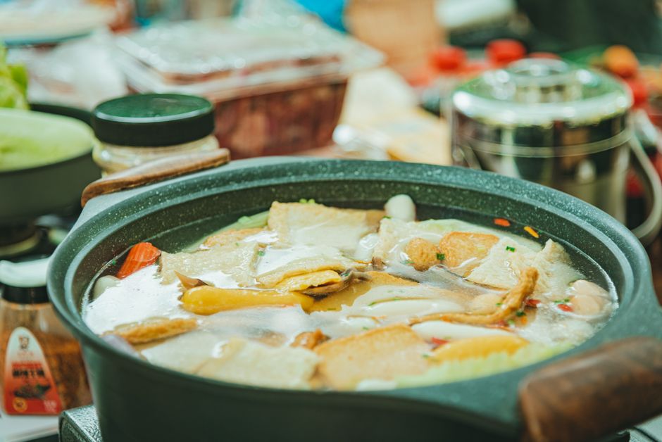 鮭と野菜が入った味噌鍋のクローズアップ