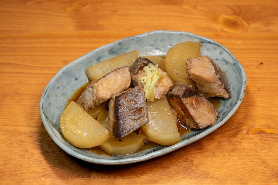皿に盛られたいわしの生姜煮