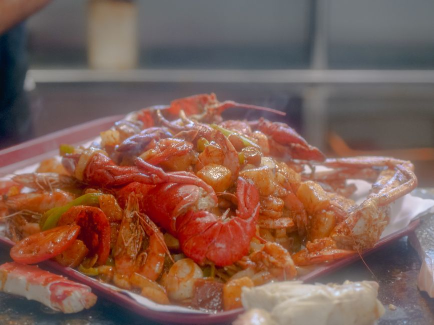 湯気の立つ海鮮の盛り合わせ料理