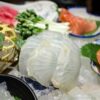 氷の上に盛られた白身魚の刺身盛り合わせ