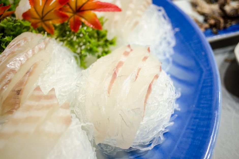 紅葉の飾りと共に並ぶ白身魚の刺身