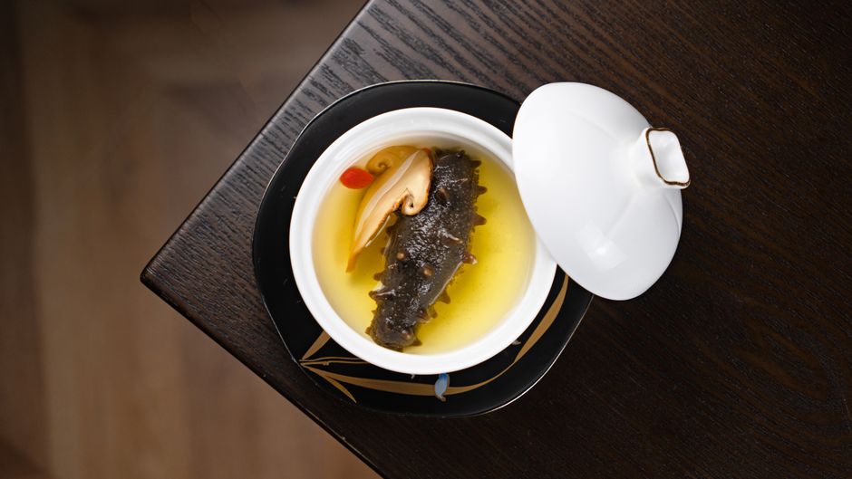 スープに浮かぶナマコの一品料理