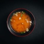 黒い器に盛った赤だしの味噌汁