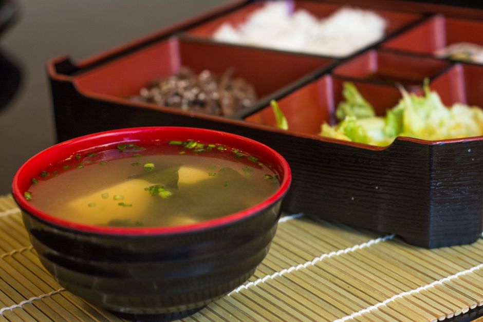 弁当箱に添えられた味噌汁