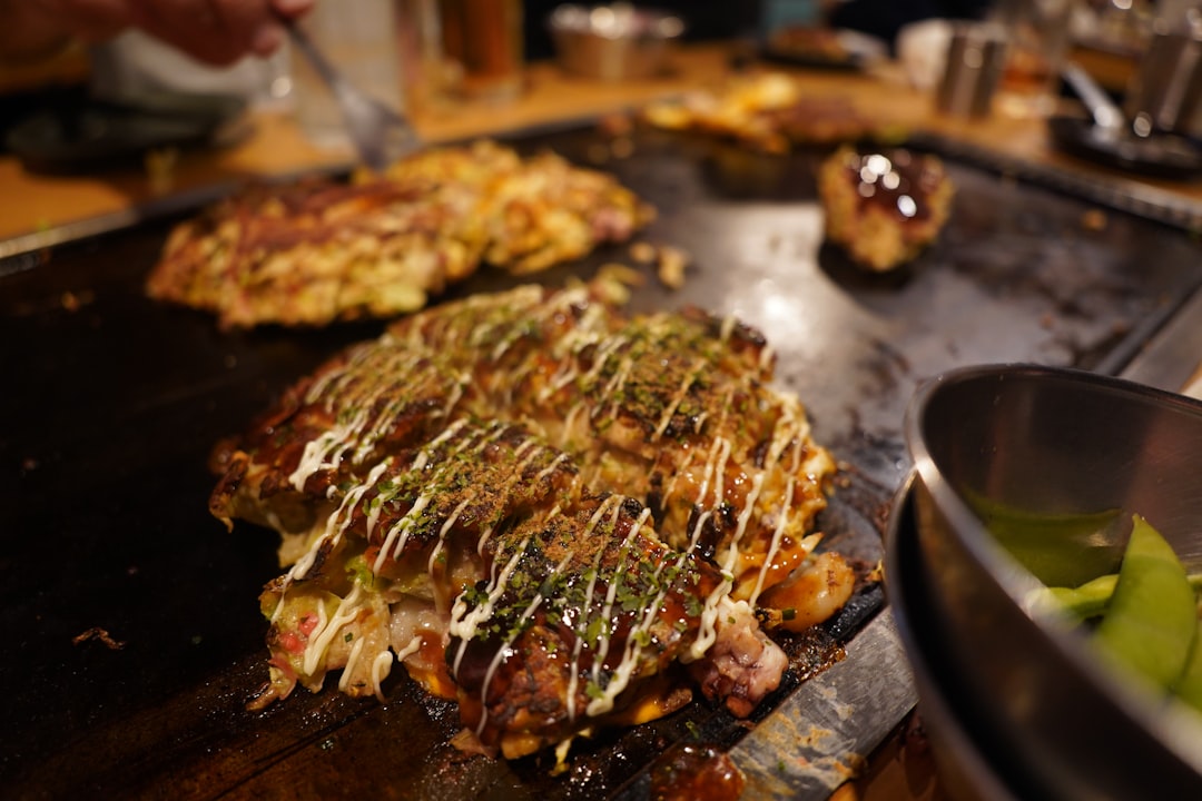 鉄板で焼き上がったお好み焼きのクローズアップ