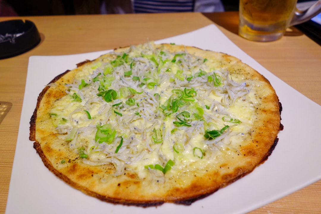 青ねぎとしらすをたっぷりのせた円形のお好み焼き