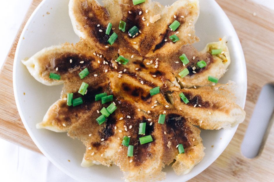 焼かれた海老餃子の皿のクローズアップ