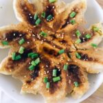 冷凍餃子を並べて焼いている様子のクローズアップ