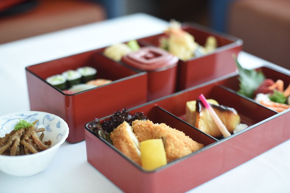 お弁当箱に詰められたさばの竜田揚げ