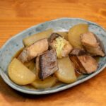 大根と魚を醤油だれで煮た和食の一皿