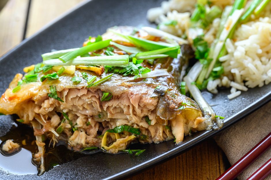 ご飯と炊いた魚の身をほぐした一膳