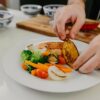 鮭のちゃんちゃん焼きを鉄板で焼いている様子