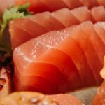 赤身魚の刺身の断面アップ
