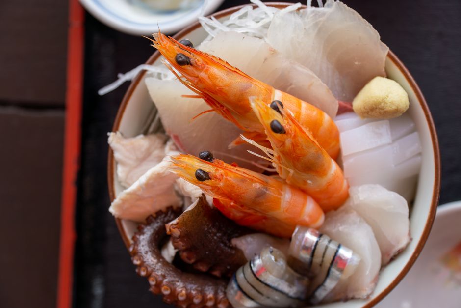 エビや白身魚が入った刺身の盛り合わせ