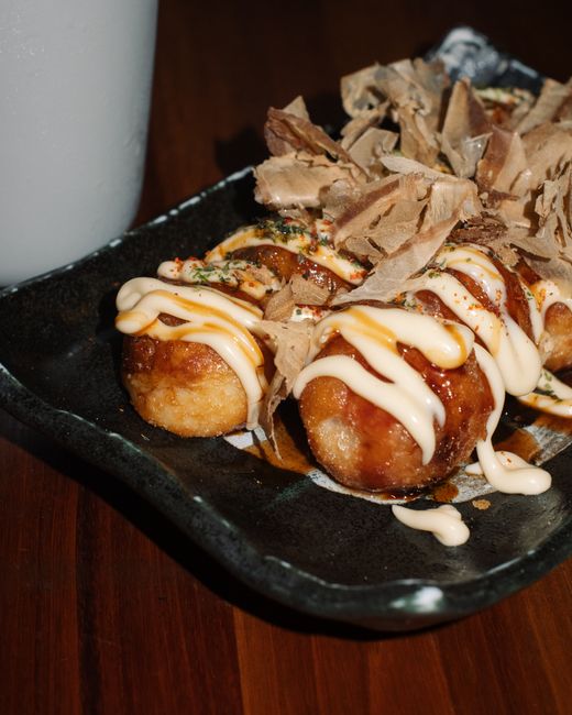 ソースとマヨネーズがかかったたこ焼きのクローズアップ