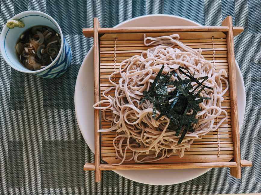 細い麺を竹ざるに盛った冷たいつけ麺スタイル