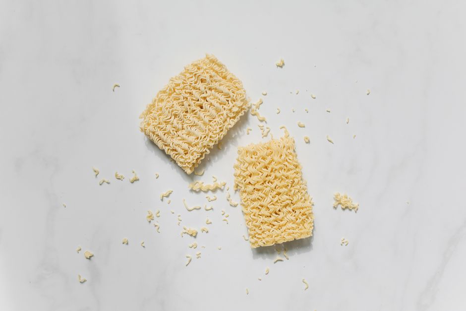 大理石の上に置かれた乾燥した固形麺
