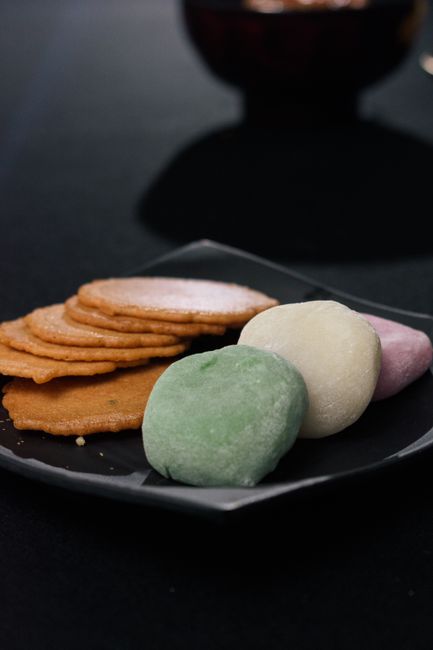 色とりどりの餅菓子とせんべいの盛り合わせ