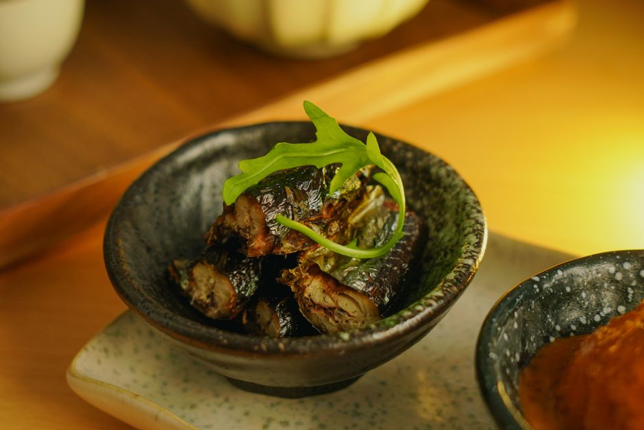 器に盛られた焼き魚の切り身、皮目が香ばしく焼けた様子とルッコラの彩り