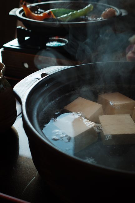 土鍋でぐつぐつ煮える豆腐と湯気