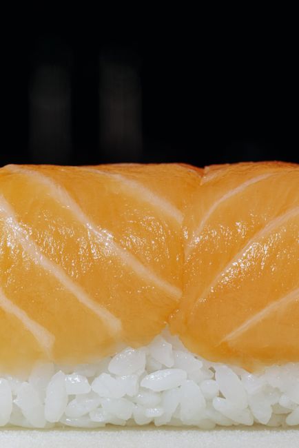 シャリの上に乗ったサーモンにぎり寿司の断面