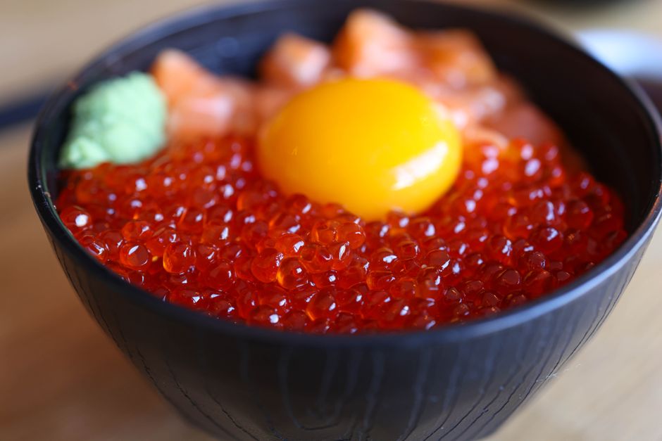 いくらと角切りサーモン、卵黄をのせた海鮮丼
