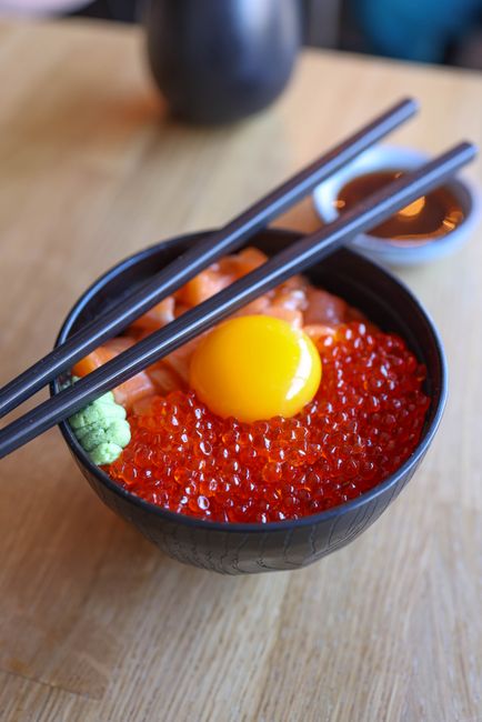 箸を添えたいくら丼をクローズアップで撮影した写真