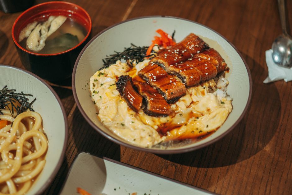 青い絵柄の皿に切り分けて盛り付けた蒲焼きうなぎ