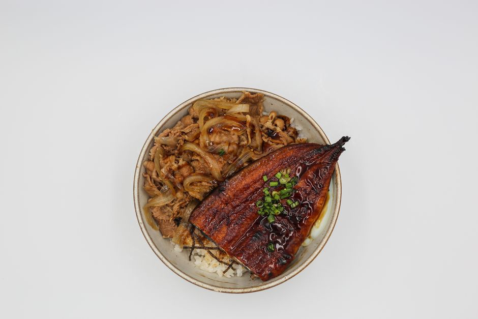 上から撮影した蒲焼きうなぎと牛肉のご飯