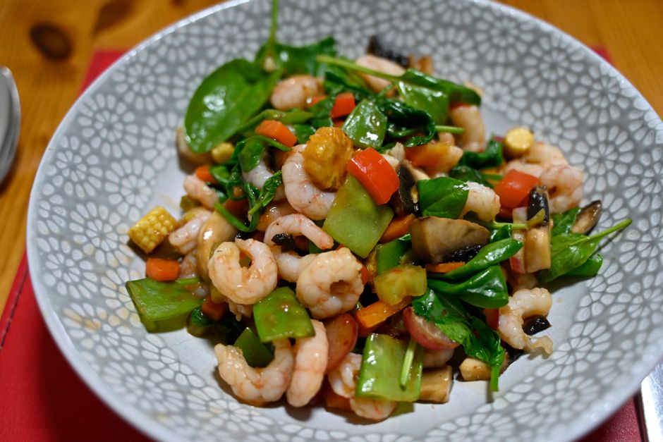 えびと彩り野菜を炒めた一皿