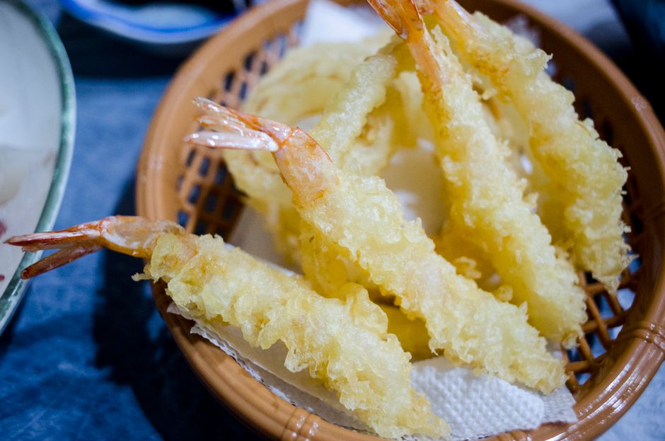 竹かごに盛られたえびの天ぷら