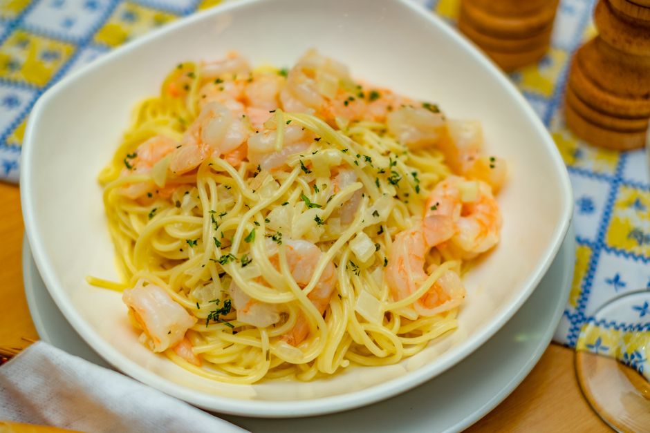 えびを使ったパスタを白い皿に盛り付けたクローズアップ