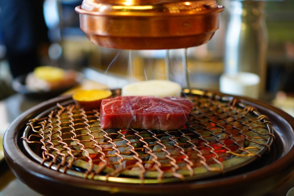 網の上で焼いている霜降り肉のクローズアップ