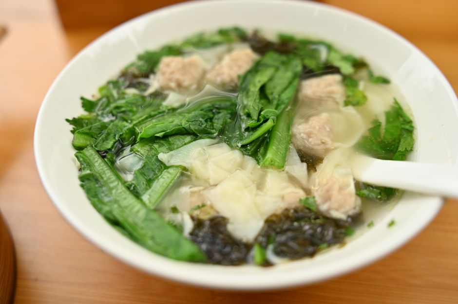 青菜と肉団子が入った澄んだスープ