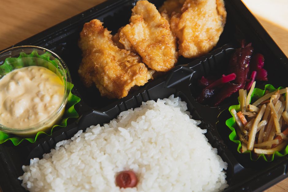 白ご飯と揚げ鶏、タルタルソースを詰めた弁当