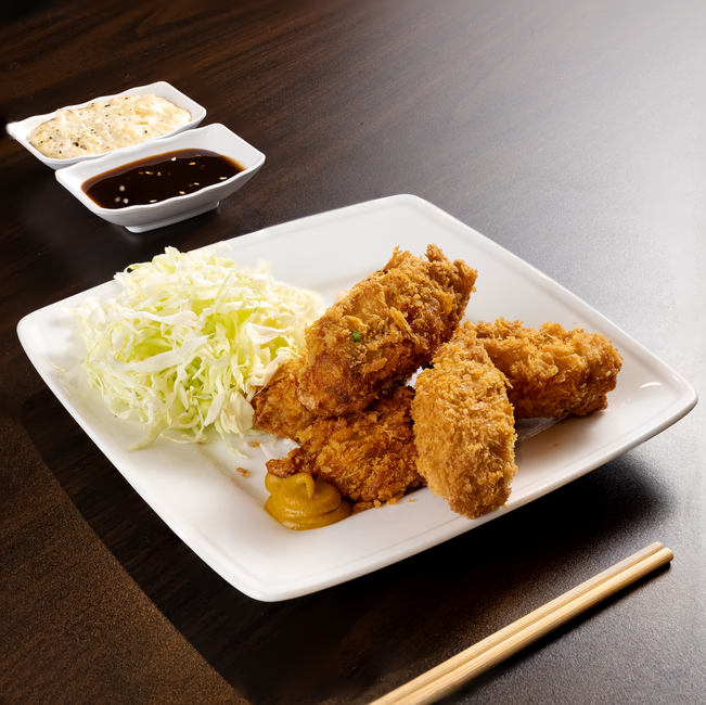 千切りキャベツを添えた揚げ鶏とソース