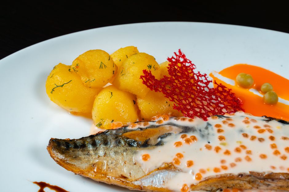 じゃがいもを添えた焼きさばの切り身