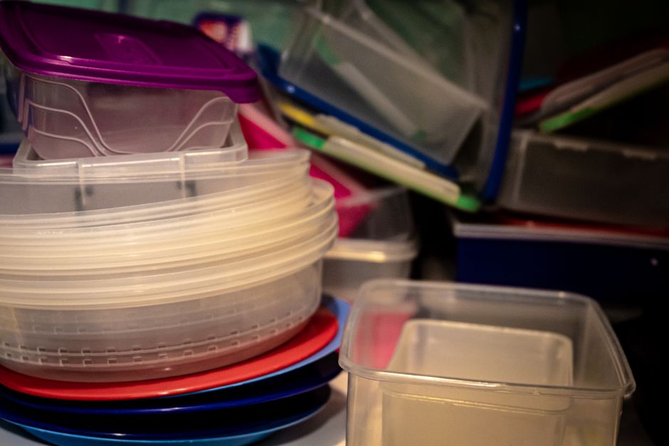 重ねて収納された色とりどりのプラスチック保存容器