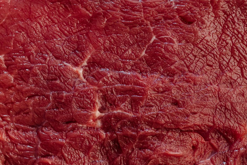 断面の質感がわかる生の牛肉の赤身肉のクローズアップ