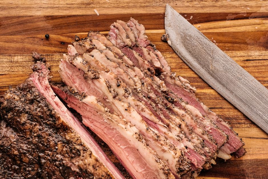 スライスされた燻製牛肉の断面、脂と赤身の層が重なっている様子