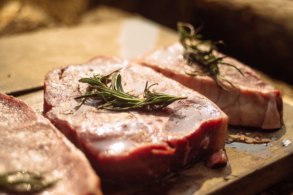 粗挽き黒胡椒をまぶした生の牛肉のステーキ用カット