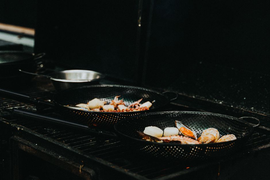鉄鍋で調理される魚介類