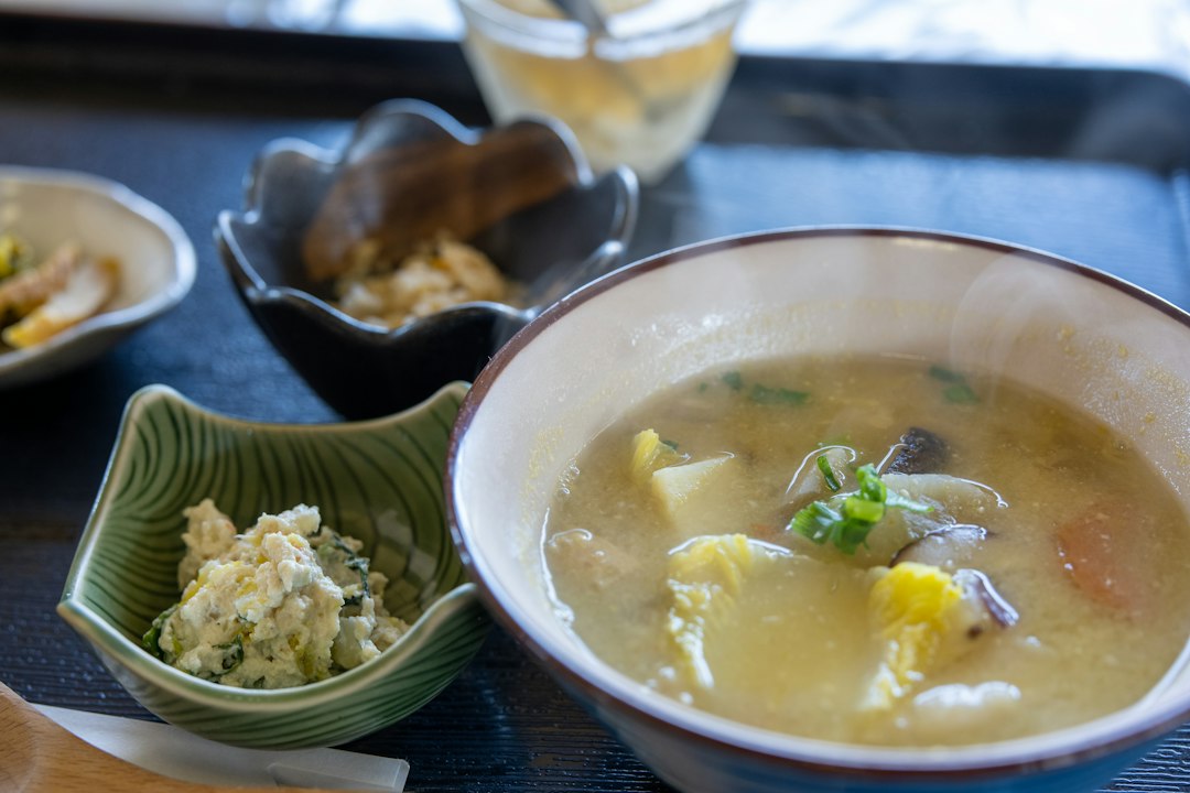 味噌汁と小鉢が並ぶ和食の膳