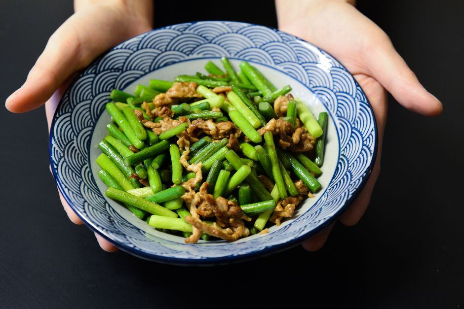 豚肉とニラを炒めた料理を器に盛り付けたところ