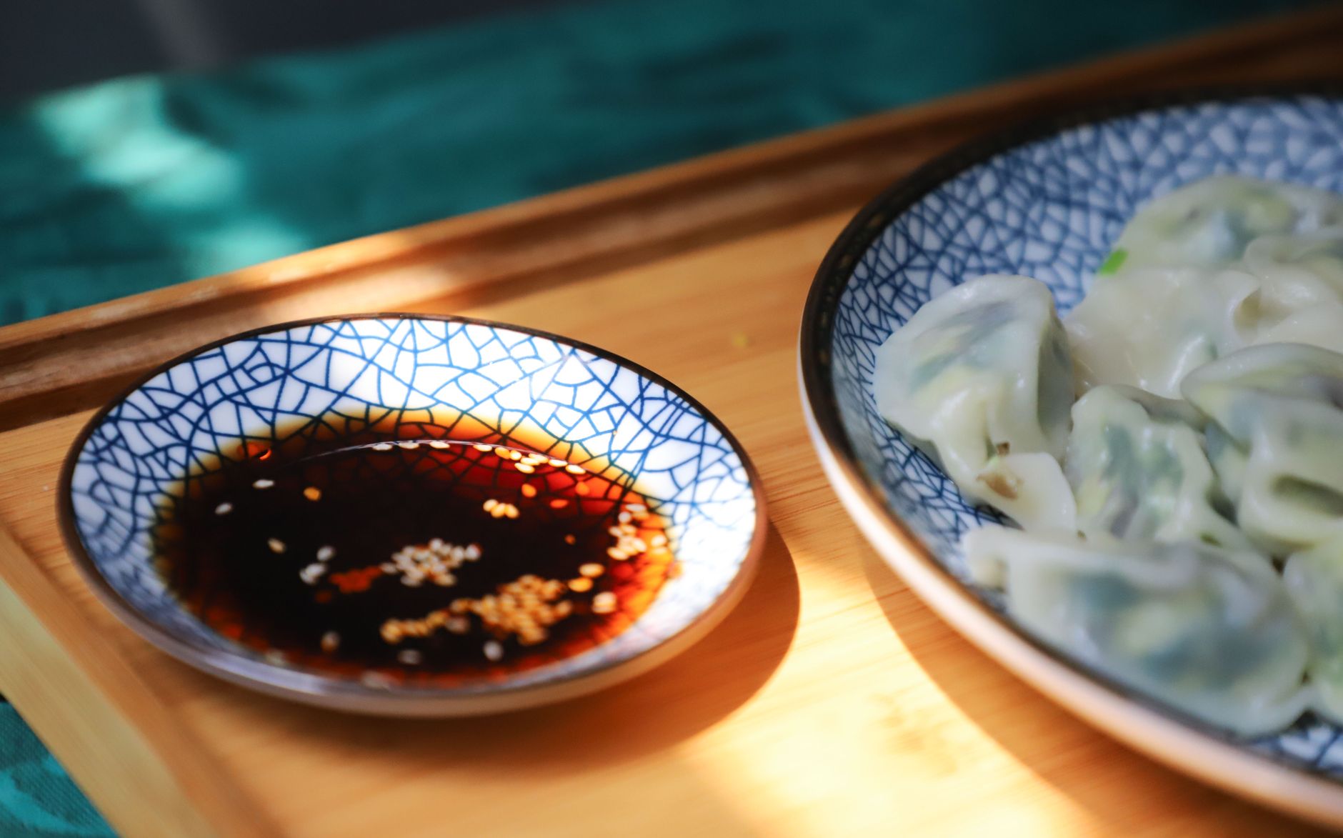 醤油だれの入った小鉢と箸（ところてんの合わせ調味料のイメージ）