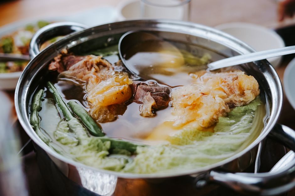 金属鍋の中で煮えた肉と白菜が入ったスープ