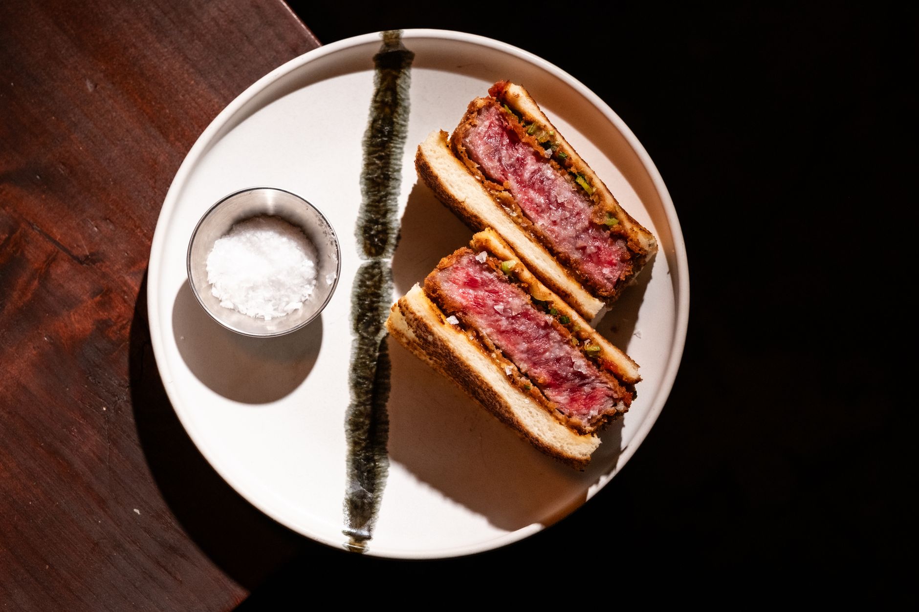 パンで挟んだ厚切りカツサンドの断面