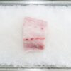 氷の上に置かれた白身魚の柵
