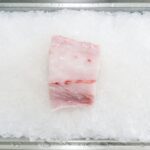氷の上に置かれた白身魚の柵