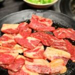 薄切り牛肉を鉄板でジューシーに焼き上げる様子